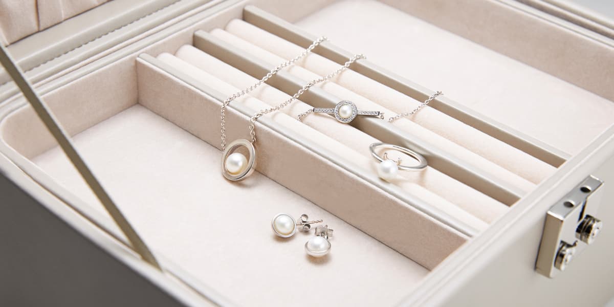 https://a.storyblok.com/f/329822/1200x600/55a953bb8a/16x9-pearls-efva-attling-stockholm_2023_ny.jpg https://a.storyblok.com/f/329822/1200x600/55a953bb8a/16x9-pearls-efva-attling-stockholm_2023_ny.jpg