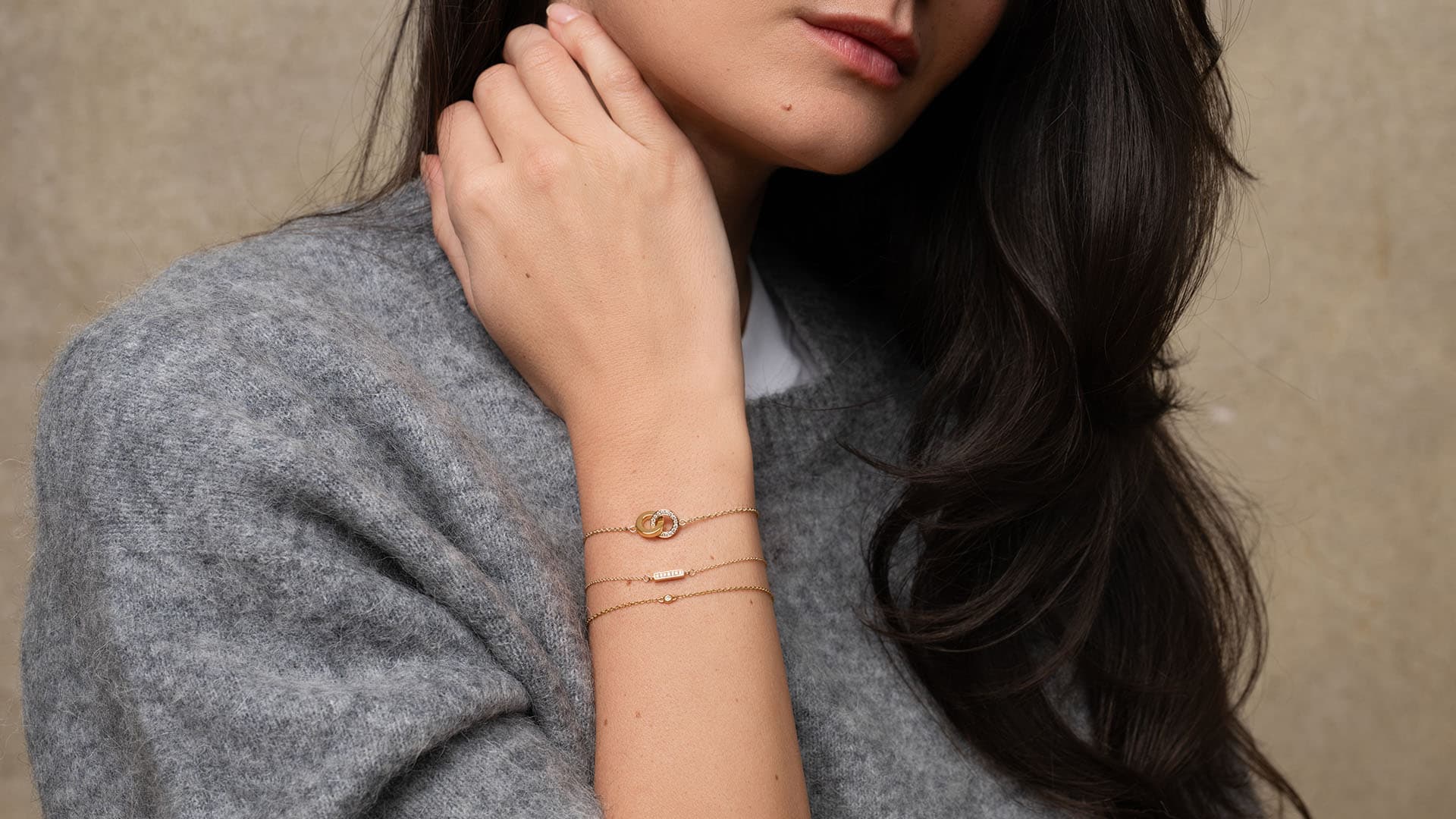 https://a.storyblok.com/f/329822/1920x1080/00413af6c3/16x9-you-me-bracelet-my-first-diamond-thin-stars-bracelet.jpg