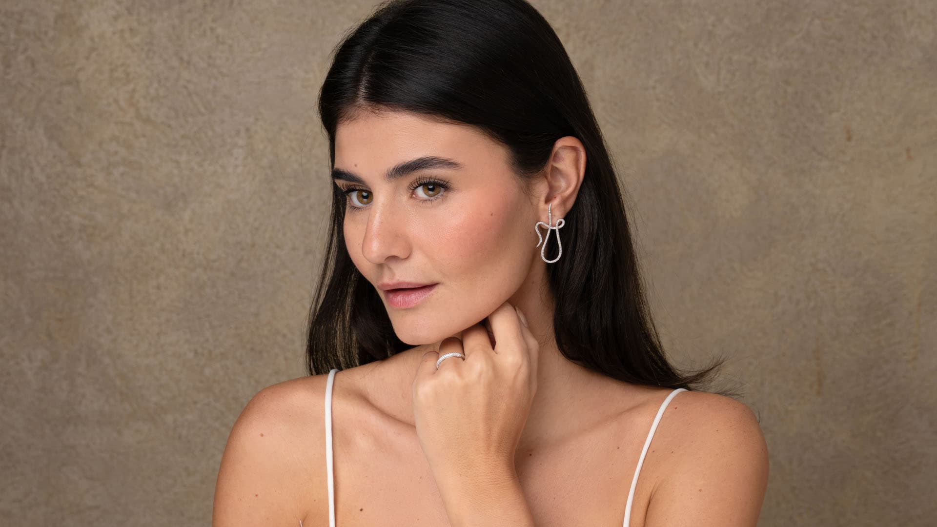 https://a.storyblok.com/f/329822/1920x1080/eee1af0025/16x9-shape-of-a-dream-stars-ear.jpg