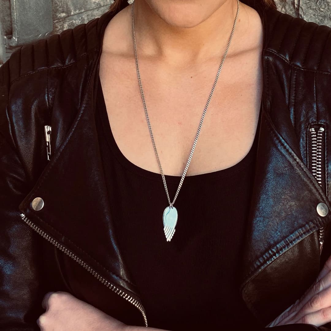 Beväpna Dig Med Vingar Pendant