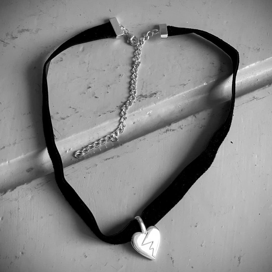 Nästan Heartbroken Necklace - black.